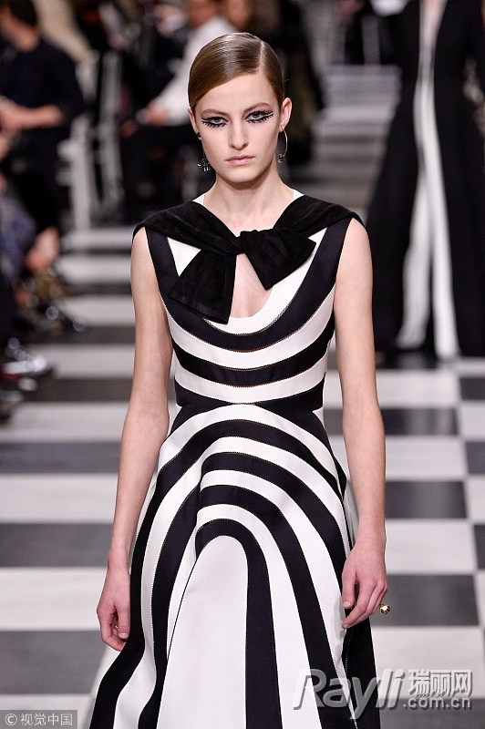 她竟然成为2018Dior春夏高定秀场上最抢眼的
