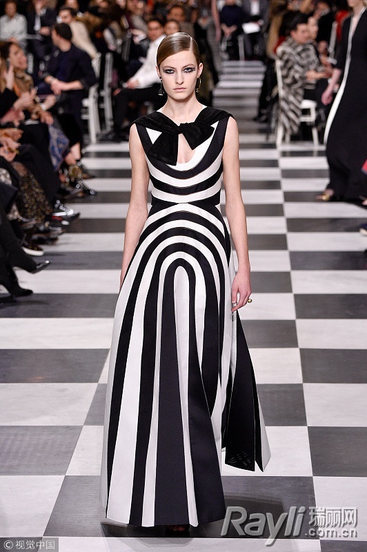 她竟然成为2018Dior春夏高定秀场上最抢眼的