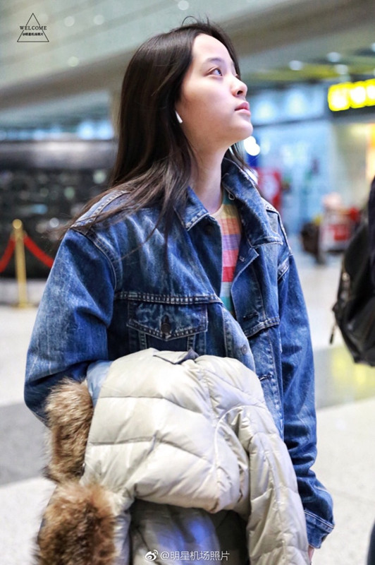 欧阳娜娜穿彩虹色毛衣配假破洞裤,网友:这才是