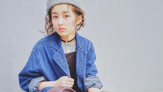 张子枫这穿法好像路人一般,而韩雪江一燕哪里