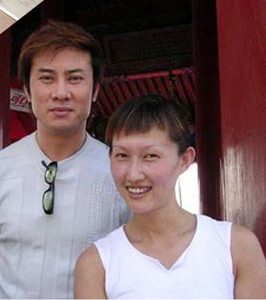 49岁军旅歌手江涛生活照，妻子家庭背景不一般，儿子帅气有才