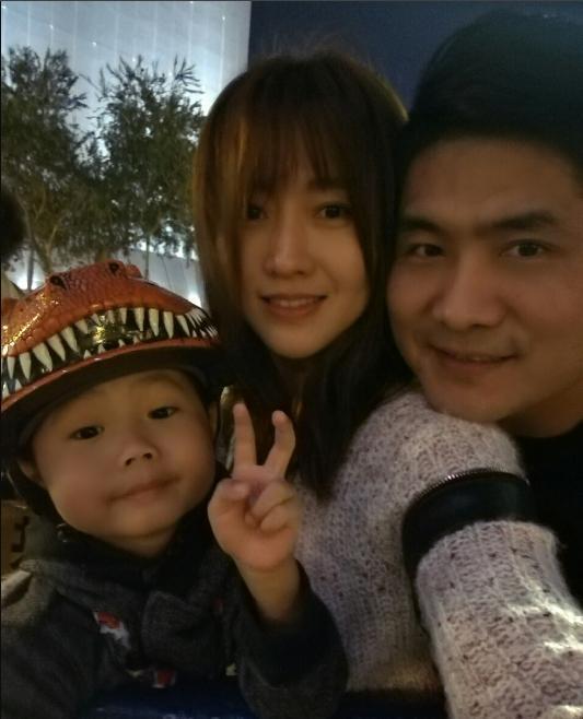 潘长江34岁女儿潘阳近照，美到让人窒息，四岁儿子是姥爷手中宝！