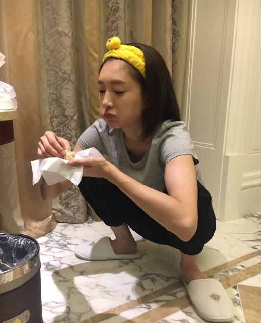 江疏影罕见毕业照曝光,网友:再模糊也能一眼认得出她