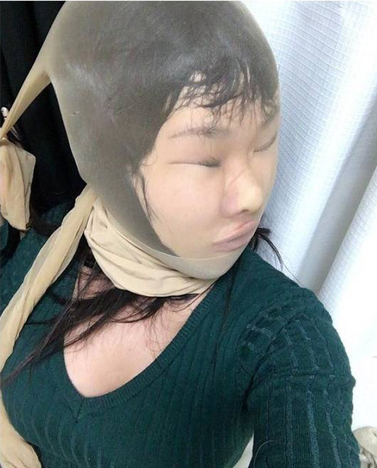 一位女孩,应该是在测试丝袜的质量!(应该不是为抢劫做准备)