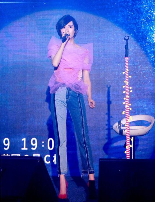 现场一面温馨甜蜜,郁可唯身穿蓝色礼服,甜美可人,像个小公主一般美丽.
