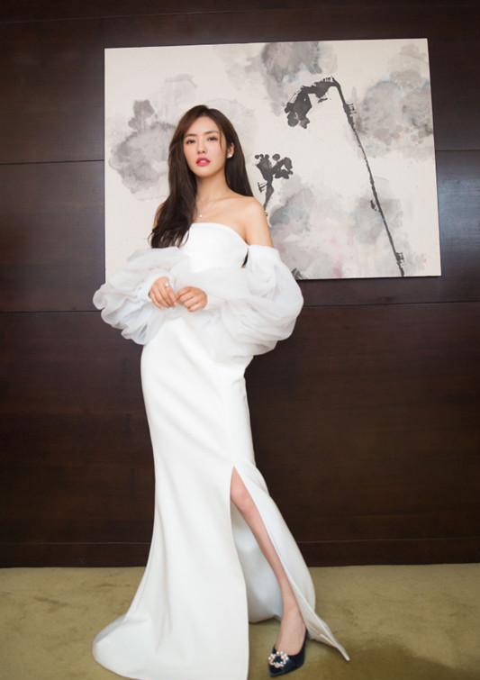 同是90后巨星,谭松韵鞠婧祎穿白色性感礼服,但气质差距也太大