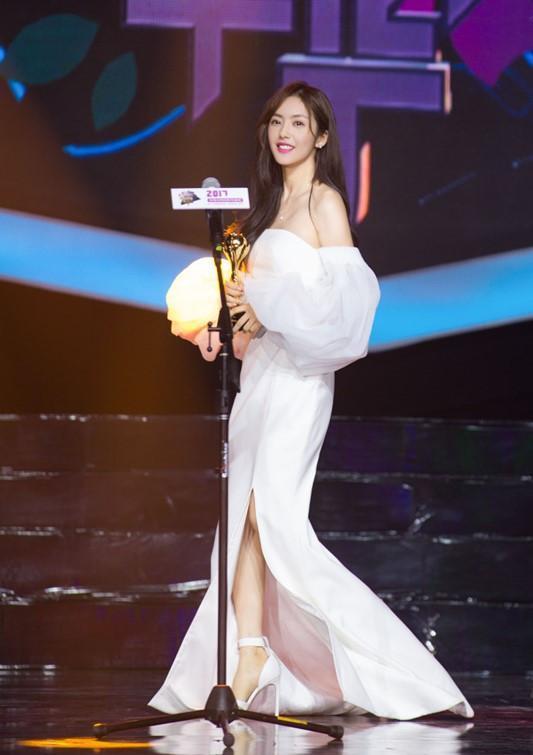 同是90后巨星,谭松韵鞠婧祎穿白色性感礼服,但气质差距也太大