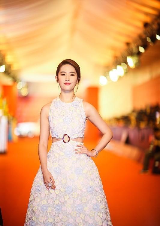 爽晒素颜细心用贴纸遮住眼睛,刘诗诗刘亦菲还