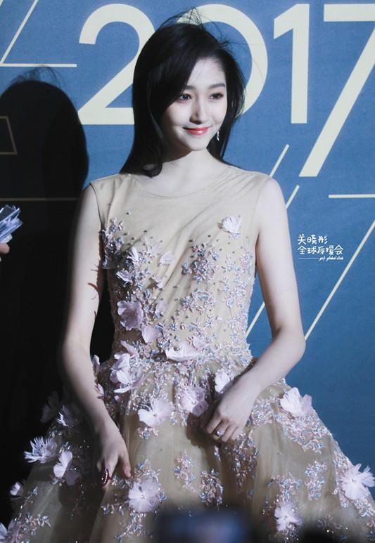 关晓彤风中凌乱、赵丽颖冻哭、杨幂搓手,她们