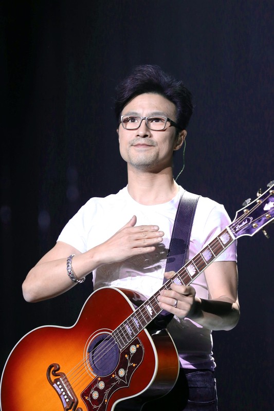 《歌手》汪峰演绎《下坠》邀原唱到场 惺惺相