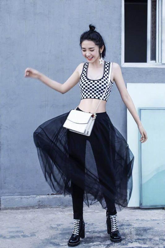 唐艺昕竟隐藏了自己的a4腰,突然秀身材想与袁姗姗争马甲线女王