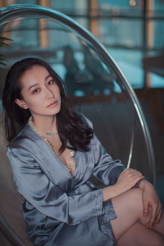 董维嘉情人节大片 丝质睡裙性感娇艳