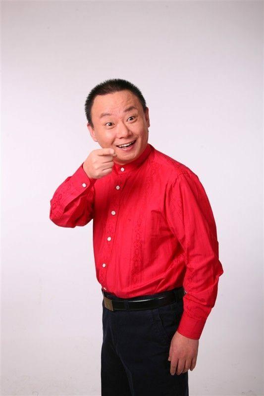 闫学晶共同表演小品《不能让他走》,与影视演员李小冉合作表演小品