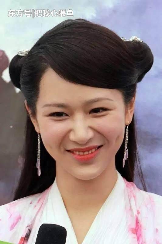 杨紫又变脸了,92年的她肌肉僵硬,满脸老态!
