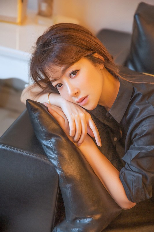 美女明星陈紫函穿热裤大秀长腿 眼神迷离妩媚动人