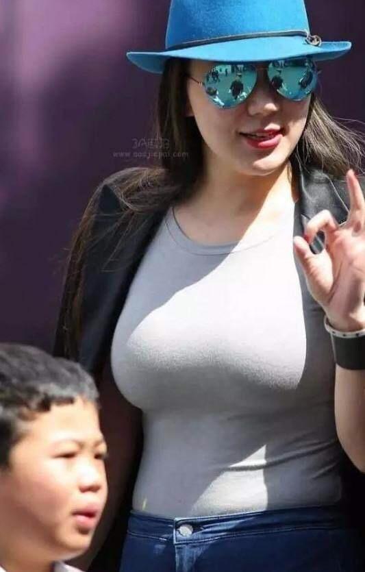 街拍: 丰满身材的辣妈, 走到哪里都是人们的焦点