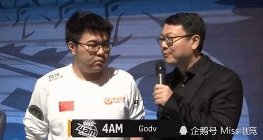 韦神女友随4AM出征,晒自拍照亮了,网友:对A要