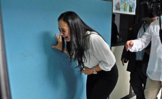 妻子怀胎9个月生下孩子,看到孩子那一刻,一家