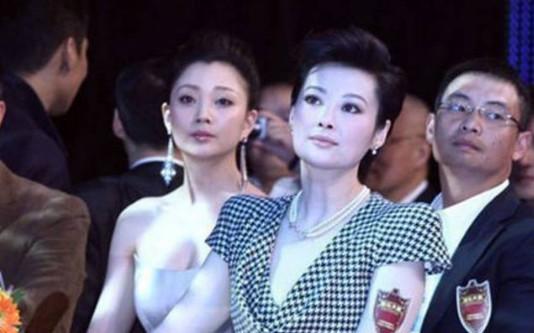 终于明白为何女星都不愿意和袁立合影，连马伊琍殷桃都尴尬了