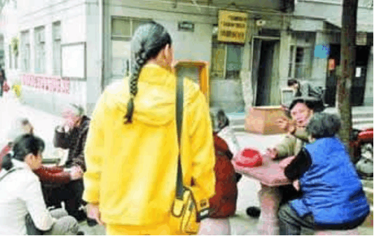 清朝皇族后裔的他为享受特权,竟大闹火车站,辱骂人们都是奴隶!