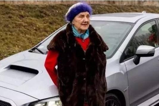 没钱不是借口！65岁大爷积蓄提GTI，70岁奶奶开C63，这是真爱车