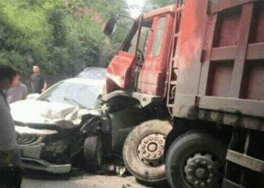 博瑞跟大货车撞了，大货车尽然段轴