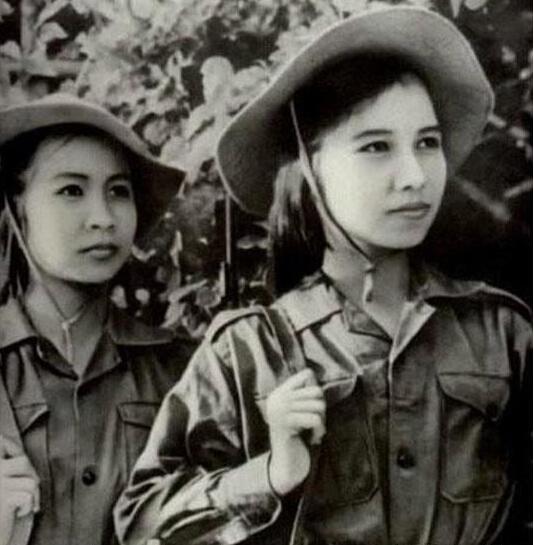 这些女兵关键时刻脱的一丝不挂身体成了她们杀人的最后武器