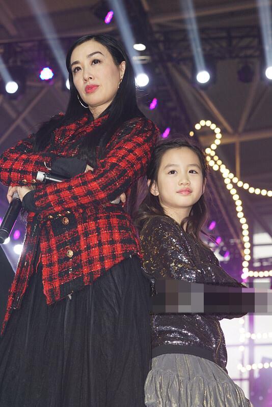 钟丽缇张伦硕一家三口幸福同台, 考拉卖萌耍酷遗传妈妈美貌