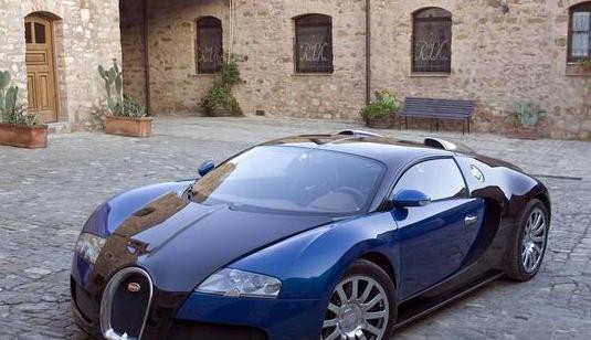 男子开百万超跑加油，加油工：你这五菱加92的就行