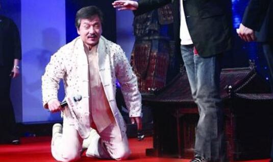 成龙是他干儿子，一手捧红李小龙，他是香港娱乐圈真正的大佬！