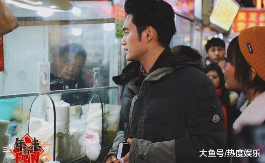 袁弘被要胡歌签名 以唱歌的方式拒绝粉丝