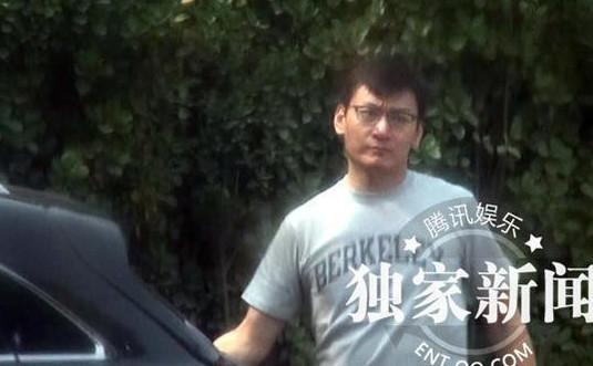 张静初约会富二代共进浪漫晚餐，男友护花力max贴心摸头