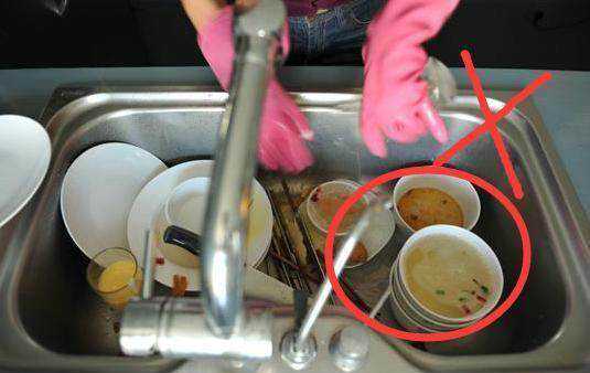 这2种错误的洗碗方式导致细菌全吃进肚子里去