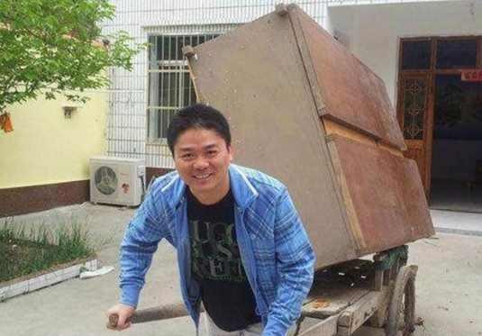 曾经被前妻抛弃的穷小子，如今身价500亿豪车众多，连马云都佩服