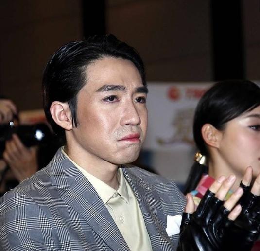 36岁Selina穿抹胸裙露疤痕，俞灏明帅气的脸再也回不去了