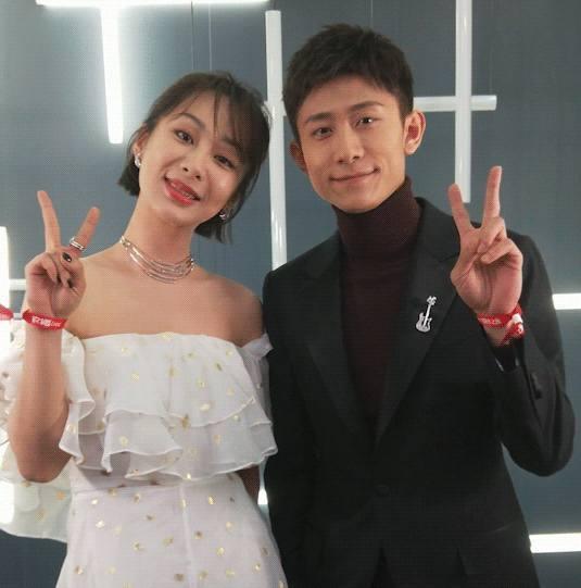 张一山弯腰给杨紫提裙子太暖了,节目结束后两