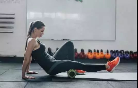 学会这四个动作,巧用泡沫轴,改善你的肩膀活动度