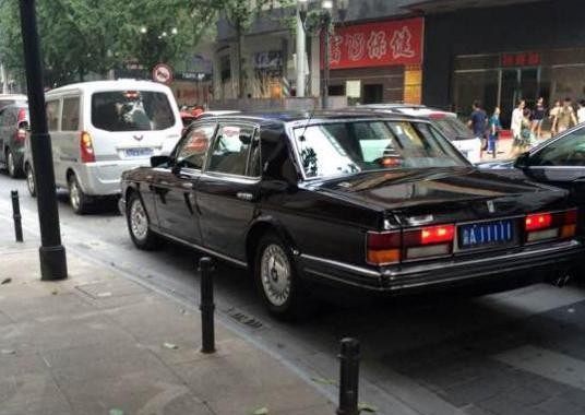 国内仅此一辆，远观像桑塔纳，近瞧才知道买不起，车牌更牛！