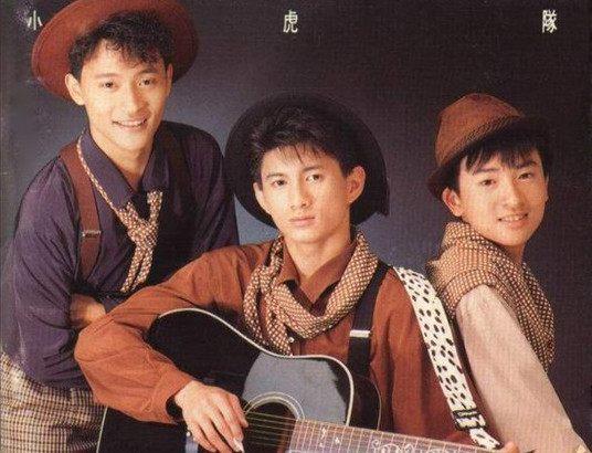 尔泰”扮演者陈志朋机场造型太辣眼睛，穿怪兽外套超短裤露大腿