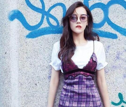 女人咬嘴唇的动作很魅,女星都做了这种动作,谁