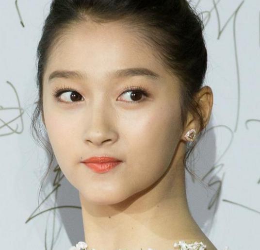 关晓彤上传一张卧室相片网友:现在终于知道为