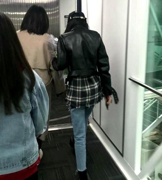 杨幂改变风格低调现身武汉 再次走VIP通道遭粉丝埋怨