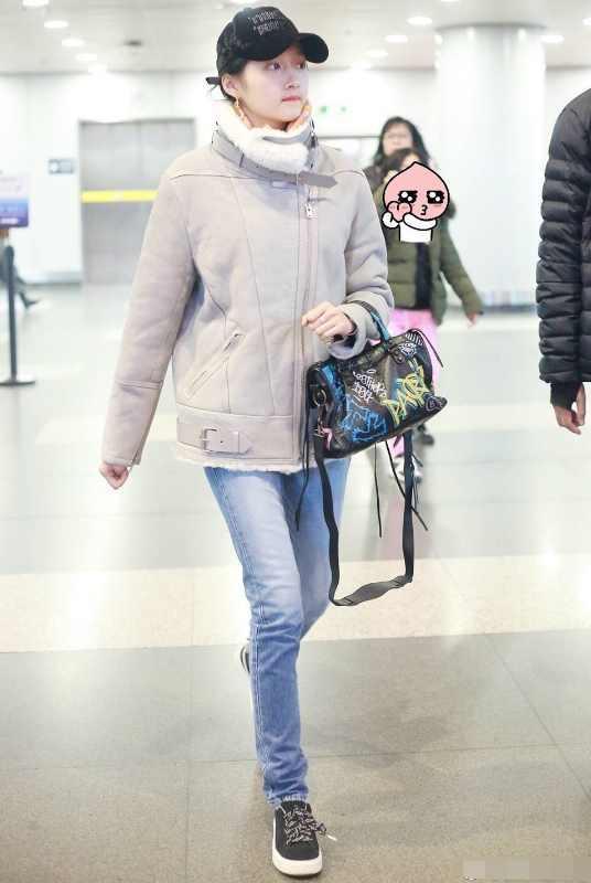 关晓彤一改清纯形象,内衣外穿看懵路人,网友:鹿