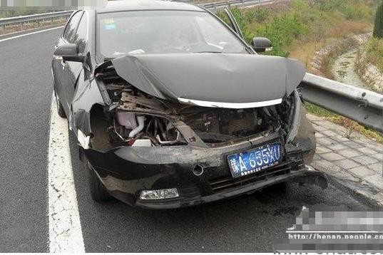 刚提吉利帝豪第二天就撞车，女司机称这里太硬？