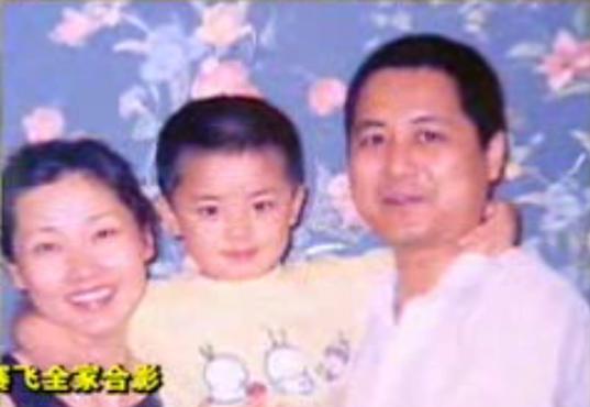 55岁何赛飞全家近照，夫妻恩爱儿子帅气，却因一事遗憾至今