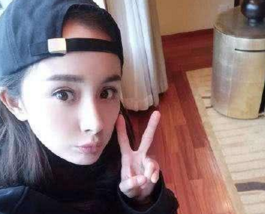 看看女星们是如何玩转鸭舌帽反戴自拍!鸭舌帽