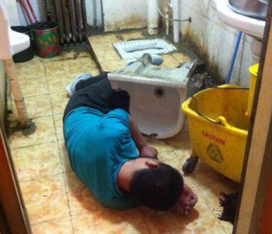 搞笑图片:哥们,喝多了咱也别睡在厕所啊!