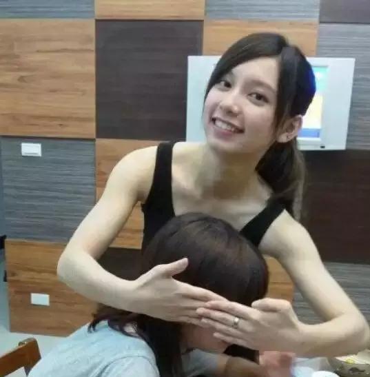 爆笑内涵图:美女裤子破那么多洞,居然还敢穿出来