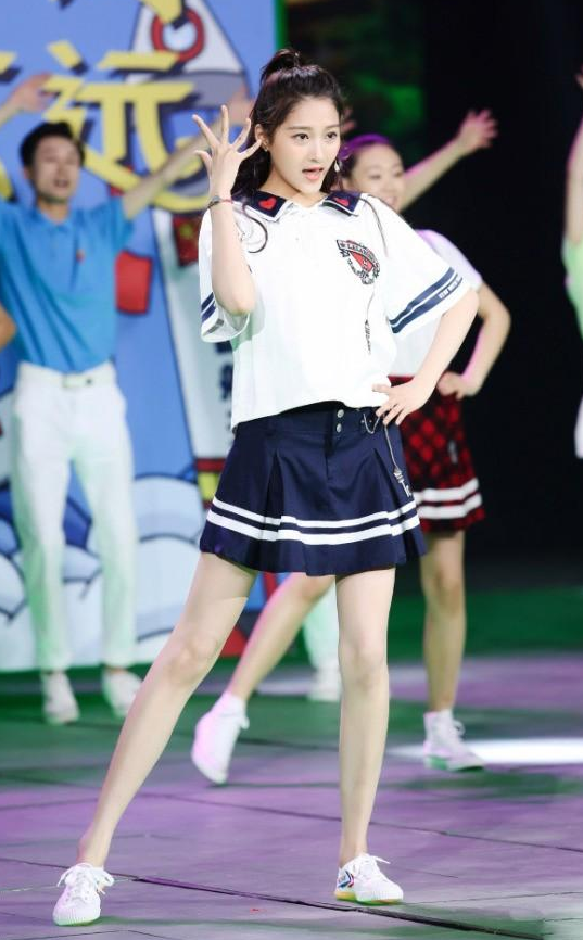 徐璐和关晓彤同穿小白鞋,一个是奢侈品,一个真