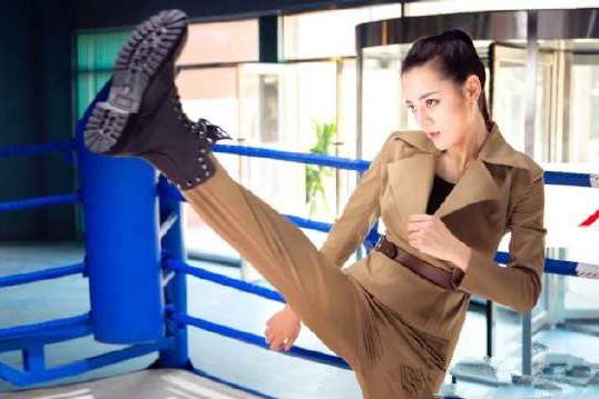 女星大秀一字马飙实力,迪丽热巴深藏不露,赵丽